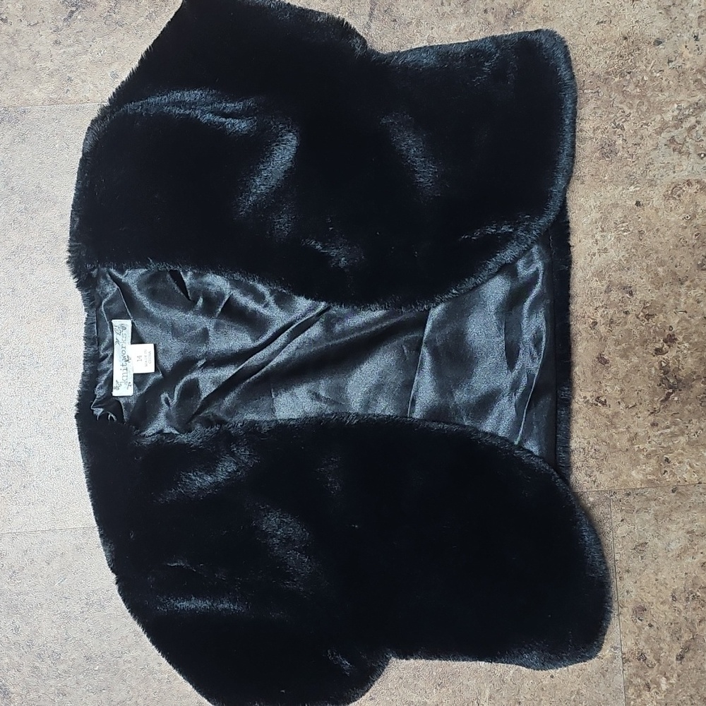 Girl's size 14 black Faux fur Knitworks Cropped Vest 🖤